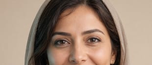 پرتره‌ی نزدیک زنی جوان با روسری بژ، در پس‌زمینه‌ای روشن